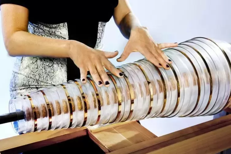 Glasharmonika: Mit befeuchteten Fingern werden die rotierenden Glasscheiben zum Klingen gebracht.  Foto: Wiener Glasharmonika (f