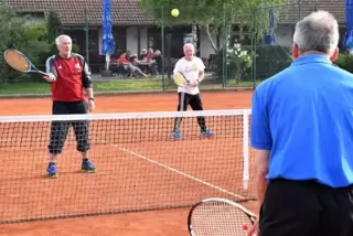 Tennis im Grünen hinter dem Vereinsheim im Harthäuserweg (von links) : Bernhard Hörner, Peter Brechtel und Rolf Held.  Foto: LM