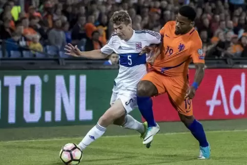 Florian Bohnert (links), hier im WM-Qualifikationsspiel gegen die Niederlande mit Jeremain Lens, verlässt den FKP. Foto: Imago-I