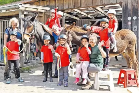 Mit Freude bei vierbeinigen Freunden: Die Imsbacher „Vorschulkids“ haben viel gelernt bei Ute Thomas und ihren Tieren.