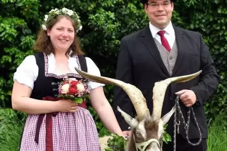 Ganz schön schmuck: das neue Geißbockbrautpaar Hildrun und Martin Groß mit Ziegenbock Martin I. Foto: Mehn
