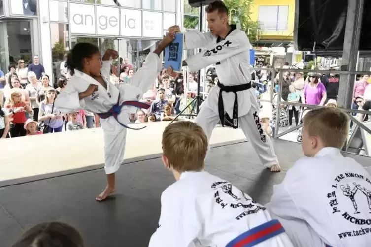 Ausz&uuml;ge aus seinem sportlichen Programm zeigte der 1. Tae Kwon Do und Kickbox Club. Foto: BOLTE