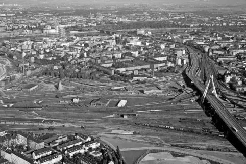 Eine historische Luftaufnahme vom neuen Hauptbahnhof und dem Gelände des alten Kopfbahnhofs (links oben), auf dem bis 1979 das R