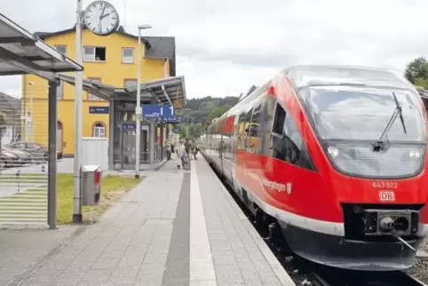 Viele wünschen sich entlang der Alsenztalstrecke – hier der Bahnhof in Rockenhausen – wieder den früheren Nachtzug von Kaisersla