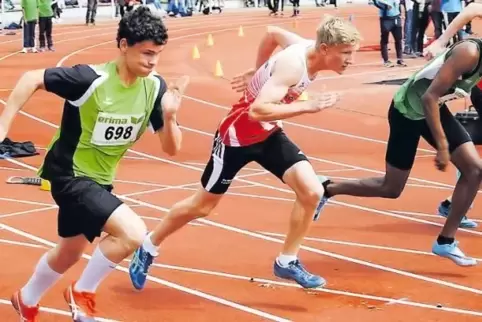 Kevin Eder (Nummer 698) beim Start zum 100-Meter-Lauf.
