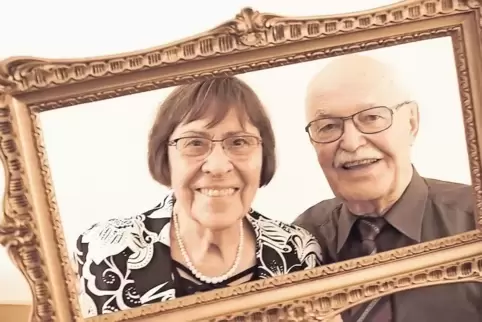 Seit 60 Jahren im Rahmen: Gisela und Gerhard Schudy. Bilder von der Hochzeit gibt es nicht mehr, die hat das Paar bei der Flucht