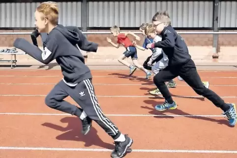 Der 50-Meter-Sprint war Teil des Dreikampfs: von links Noah Andrie, Felix Deegen (hinten in Rot, später Sieger im 800-Meter-Lauf