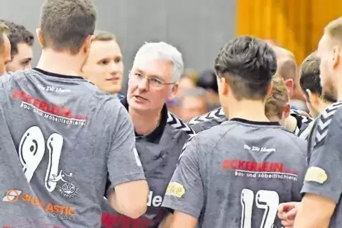 Auszeit: Trainer Stefan Bullacher holt die Taktiktafel raus.