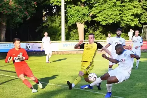 Bringt Dudenhofen auf Kurs: Julian Scharfenberger (gelbe Spielkleidung), hier im Heimspiel gegen Kreuznach Foto: Lenz