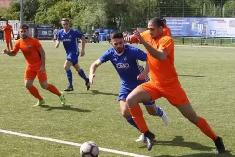 Das wird hart: FC Speyer 09 (orange), hier gegen Rieschweiler, hat viel vor. Archivfoto: Lenz