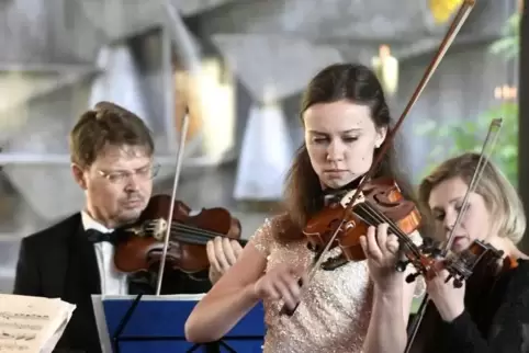 Aus Vivaldis „Die vier Jahreszeiten“ spielten Anna-Katharina Thoma und das Martinu String Orchester aus Prag den „Frühling“ und 