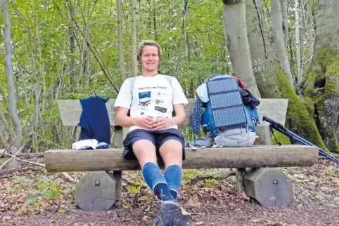 Hier rastet Lukas Bion im Wald bei Hannover. Die Solarpanels am Rucksack versorgen das Handy mit Strom – vorausgesetzt, die Sonn