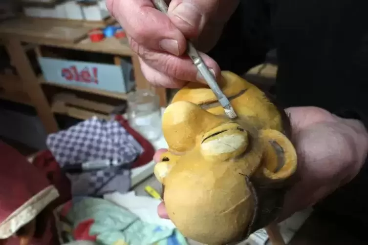 Seine Figren fertigt Billy Berhard selbst in einer gut ausgestatteten Werkstatt, die fr&uuml;her ein Kuhstall war. Foto: van