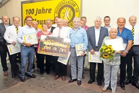 Welchen Stellenwert der Fußballklub in Clausen hat, zeigte sich am Festabend: Alle Vereinsmitglieder, die am Samstag geehrt werd