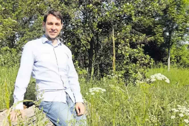 VG-Klimaschutzmanager Pascal Stocké, hier am renaturierten Landgraben in Obersülzen, setzt auch auf das Engagement von Privatleu VG-Klimaschutzmanager Pascal Stocké, hier am renaturierten Landgraben in Obersülzen, setzt auch auf das Engagement von Privatleu