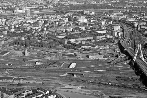 Eine historische Luftaufnahme vom neuen Hauptbahnhof und dem Gelände des alten Kopfbahnhofs (links oben), auf dem bis 1979 das R
