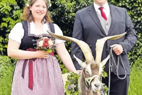 Ganz schön schmuck: das neue Geißbockbrautpaar Hildrun und Martin Groß mit Ziegenbock Martin I.