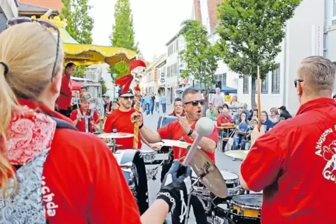 Optisch und akustisch ein Höhepunkt bei „Feuer im Gemäuer“: die Guggenmusiker von „Altlossema Rhoigeischda“.