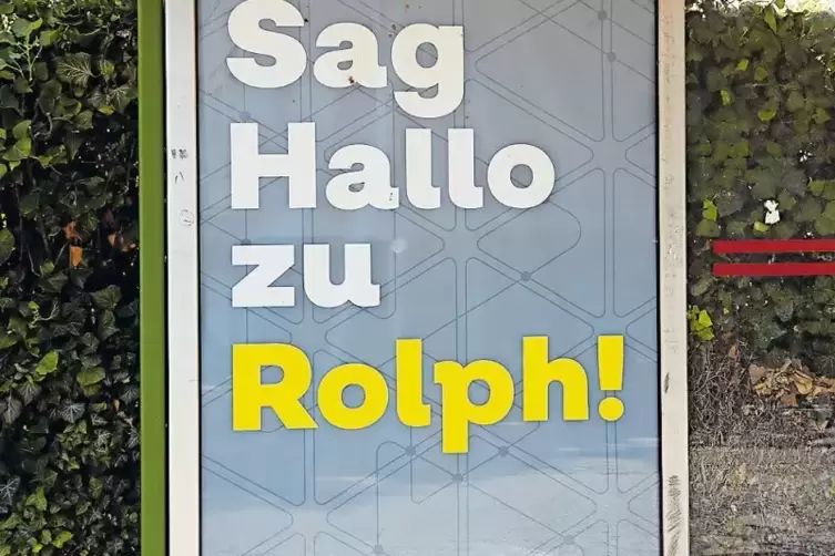 Werbeplakat der Kampagne an einer Bushaltestelle in Neustadt.