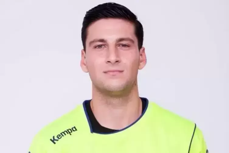Martin Tomovski stand 2016 bei der Junioren-EM und 2017 bei der Männer WM für Mazedonien im Tor. Ab Juli hütet er den Kasten des