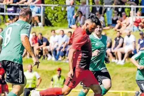 Kaiserslauterns Ender Ayik zieht ab; links Abwehrspieler Timo Mann (SpVgg Gauersheim).