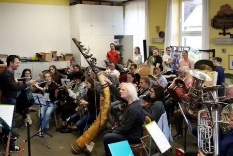 Das sinfonische Blasorchester der Kolpingskapelle bereitet sich unter Leitung von Markus Metz (links) im Alten Schulhaus in Hamb