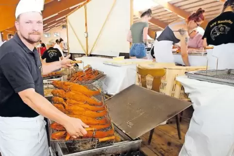 Fritteusen-Mann Thorsten Iwersen hat beim Fischerfest den heißesten Job im Umkreis. Das Öl hat 170 Grad.
