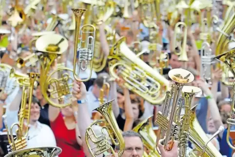 Hoch die Instrumente – Gemeinschaft steht im Mittelpunkt der Landesposaunentage. Die Trompeten, Posaunen, Hörner, Tuben und Flöt