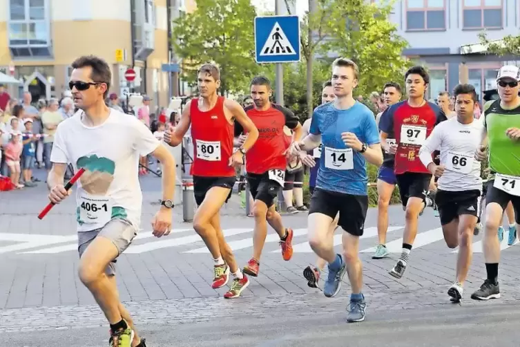 Nur zu Beginn läuft Thomas Nieser (Nummer 80) im Pulk. Bald danach setzt er sich ab und siegt souverän.