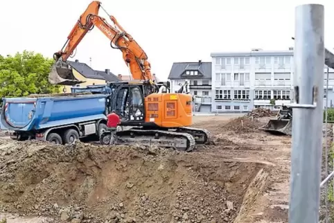 Der Bau zur Erweiterung des Hotel Kunz in Winzeln hat begonnen, ein Bagger hebt die Baugrube aus.