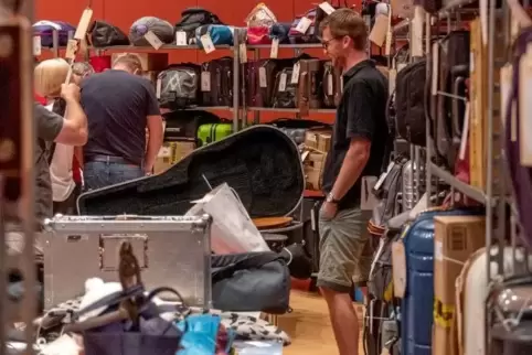 Interessenten schauen sich Dinge vor der Versteigerung an.  Foto: van