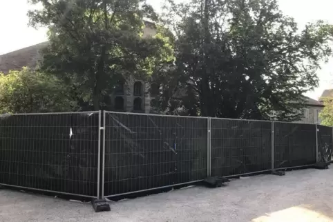 Neue Perspektive: Das Grab von Altbundeskanzler Helmut Kohl am Adenauerpark ist blickdicht abgesperrt. Foto: pse