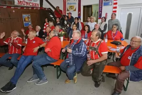 Rot-weiße Fangemeinde: Im Biergarten von Manfred Bohlender schauen die Fans der Kovac-Elf das Pokalfinale.  Foto: npk