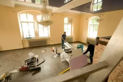 Die Eröffnung des Brauhauses in Lauterecken verzögert sich um zwei Wochen. Inhaber Halil Göcer (rechts) und sein Bruder Medet Gö