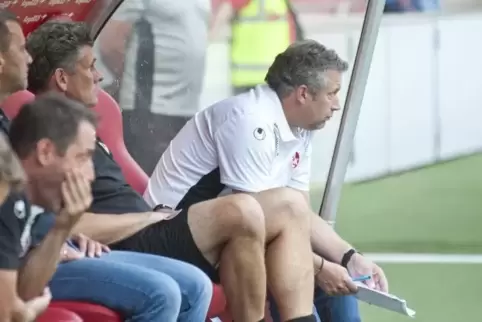 Nachdenklich und konzentriert: FCK-Trainer Hans Werner Moser. Links neben ihm sein Co-Trainer Andreas Clauß, daneben NLZ-Leiter 