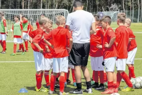 Die FCK-Fußballschule geht auf Tour und kommt zum TV Ellerstadt.