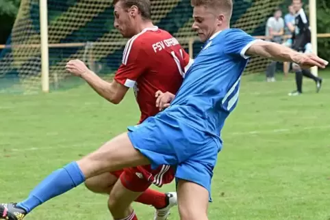 Steffen Wiegerling (in Blau, hier gegen den Offenbacher Franz Iser) fehlt den Geinsheimern. Er ist bereits im Urlaub. Foto: Linz