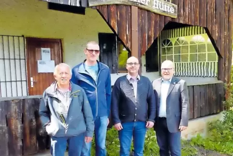 Bürgermeister Rudolf Jacob (rechts) wünscht dem neuen Pächter Ernst Kurz (Zweiter von rechts) viel Erfolg. Die PWV-Vereinsvorsit
