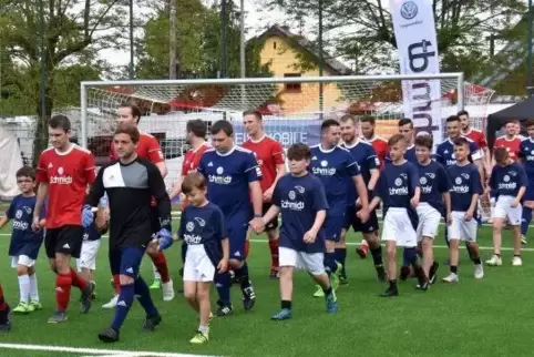 Einmarsch der Rekordkicker. Frisch und voller Schwung sind die Teams aus Wallhalben (in blau) und aus St. Wendel-Winterbach am M