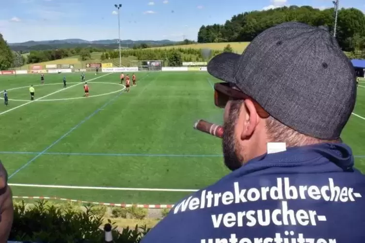 Ein Zaungast hat es sich auf der Trib&uuml;ne gem&uuml;tlich gemacht.   Foto: HAMM