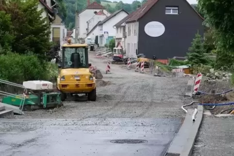 Im zweiten Bauabschnitt ist die Straße schon fertig, die Bürgersteige fehlen noch. Bei Bauabschnitt drei (weiter hinten) fehlt n