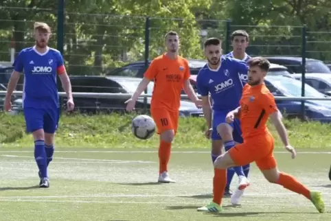 Wiedersehen mit vielen Freunden: Der FC Speyer 09 (orange) lädt zum Turnier ein. Archivfoto: Lenz