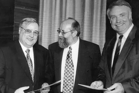 Abschied im Juli 1997: Hans Klockner (links) mit Gerhard Schmerbach von der damaligen Bezirksregierung und seinem Nachfolger Han