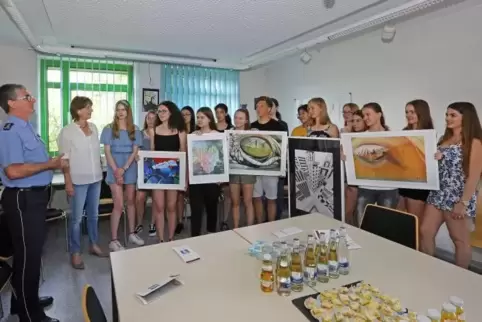 Die Schüler mit Dienststellenleiter Thomas Lederer und Lehrerin Sabine Brand-Scheffel bei der Vernissage.  Foto: Norman P. Krauß