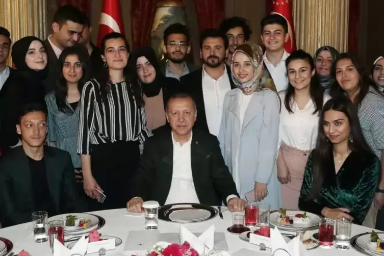 Und beim Fastenbrechen im Mai mit dem türkischen Präsidenten Erdogan (Mitte). Foto: dpa