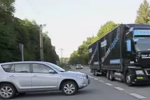 Immer wieder gibt es an der Kreuzung von K15 und B9 Rückstaus.  Foto: Iversen