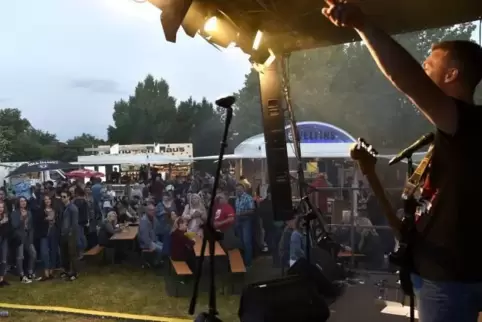 Das Bürgerfest 2018: Wer hier aus Bobenheim und wer aus Roxheim kommt, spielt keine Rolle mehr.  Foto: BOLTE