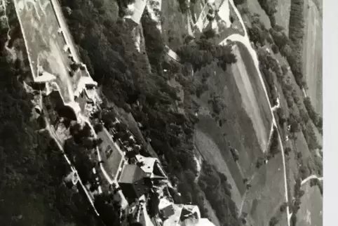 Die Zehntscheune noch nicht wieder aufgebaut, der Burgfried noch oben ohne – die Burg Lichtenberg wechselte in einem beklagenswe