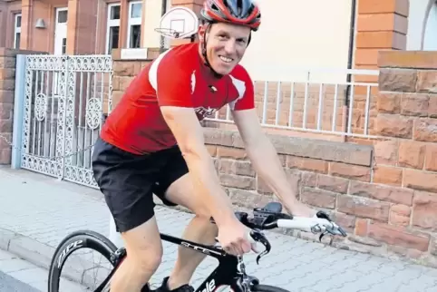 Heiko Schulz wird seine Benefiz-Radtour für die Zulliger-Schule vor dem Schulgebäude starten.