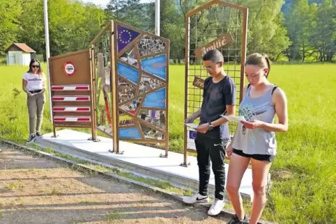 Wochenlang haben deutsche und französische Jugendliche an dem neuen Denkmal in St. Germanshof gearbeitet.